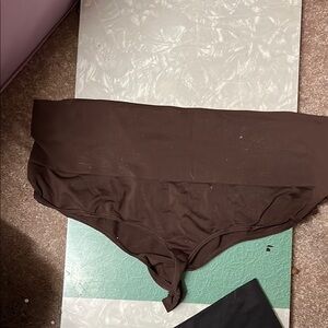 Brown High-Waisted thong. SKIMS 4x